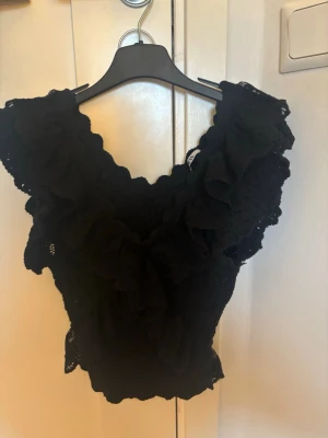 Svart volangstickad topp från Zara - Jättefin svart topp från Zara i storlek S💕