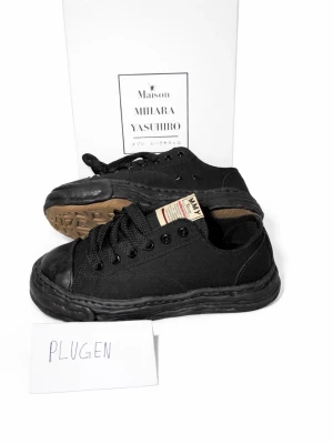Maison Mihara Yasuhiro sneakers – svart - Säljer ett par svarta sneakers från Maison Mihara Yasuhiro. Väldigt sköna och passar till det mesta. Originalbox följer med. Rekommenderar verkligen nu för och innan sommaren skick 11/10 Pris kan diskuteras
