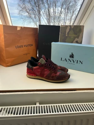 Röda valentino skor - säljer eftertraktade valentino rockrunners!  tveka ej att förslå ett pris! Går med på det mesta!