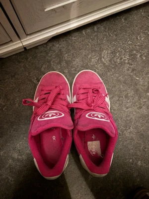 Rosa Adidas Campus - Säljer ett par snygga rosa Adidas Campus, köpte i London förra år, men knappt använda. Har inte kvar lådan men jättefina. Somrigt färg!!!