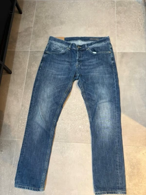 Dondup George  - Säljer ett par dondup George jeans i storlek W34. Jeansen är i mycket bra skick. Tveka inte att ställa fler frågor privat😊