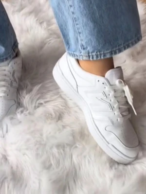 New Balance - Bb480 - Sneakers från New balance i modellen bb480. Köpta från Nelly för 1199 kr, endast använda några fåtal tillfällen. 