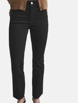 Mango - Cropped Jeans - Croppade jeans från mango med raw hem. Storlek 38, endast använda under en kväll.