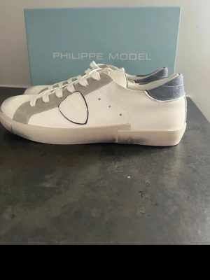 Philippe model skor - Säljer nu mina sjukt snygga Philippe model skor. Sälja för de ej kommer till användning. Strl-42. Pris går att diskutera vid snabbaffär🙌🙌🙌