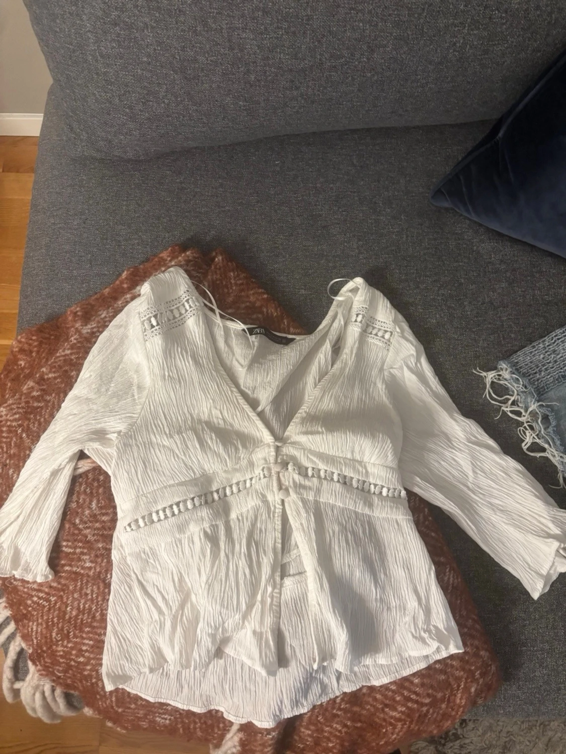 Vit blus med söta detaljer - 1