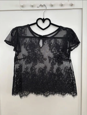 Svart spetsblus med kort ärm - Snygg svart blus i spets🩷 (bilderna är lånade från personen jag köpte av)  lappen är avklippt men är en xs (pris kan alltid diskuteras) 