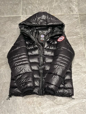 Canada Goose höst/vår jacka - Tja! Säljer nu min oerhört snygga Canada Goose vår/höst jacka. Har endast använts fåtal gånger och säljs då den inte kommer till användning. Hör av er privat vid minsta lilla fundering!