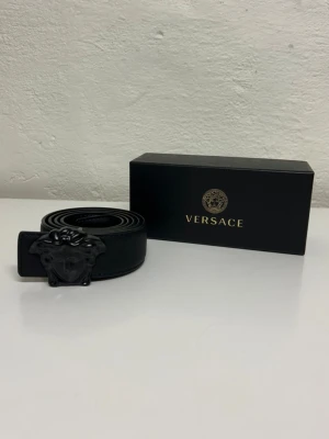 Versace Bälte  - Helt nytt aldrig använd. Storlek 110. Snabb frakt. Endast bälte.