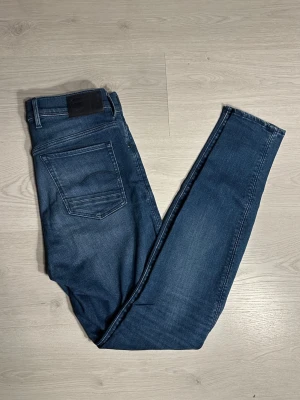 G-Star Raw 29/32 - Ett par riktigt feta G-Star jeans i mycket bra skick. Jeansen är utan defekter och knappt använda. Skriv vid frågor eller om du vill se fler bilder! Kolla gärna in min profil också för fler jeans och kläder😄
