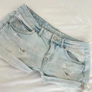 Ljusblåa lowrise lågmidjade jeanshorts  - Sååå snygga! Midja ca 39 cm! Uppskattad storlek S