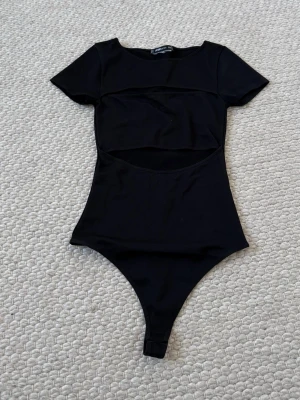 Svart body - Den jättefina och super eftertraktade bodyn från new yorker med cut outs, i strl xs. Finns inte att köpa längre🩷
