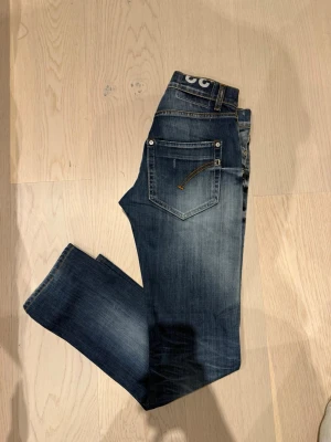 Dondup jeans - Dondup jeans i storlek 32 med slitningar o fades riktigt skön passform bara höra av er vid frågor 💨 