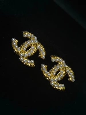 Örhängen  - Helt nya örhängen.