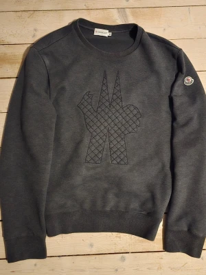 Moncler tröja - Storlek M passar mer som S, inga defekter.