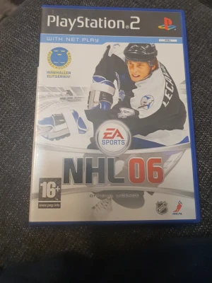 NHL 06 till PlayStation 2 - Säljer NHL 06 till PlayStation 2, ett hockeyspel från EA Sports med officiell NHL-licens. 