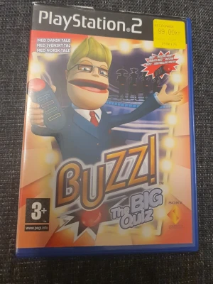 Buzz! The Big Quiz till PS2 - Buzz! The Big Quiz är ett frågesportspel till PlayStation 2 med färgglad omslagsdesign och en tecknad programledare på framsidan. 
