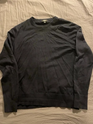 Merinoull tröja  - Tröja från uniqlo. Är använd men inget fel eller bemärkelse på tröjan, sitter lite tajt. Skriv om frågor🤝