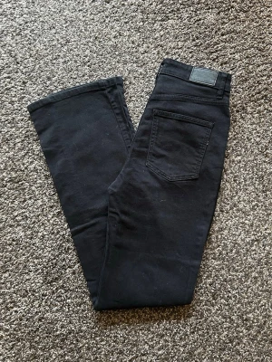 Svarta jeans  - Snygga o sköna basic jeans från Dobber. Bootcut jeans storlek 36 o sitter ganska bra på mig som är runt 170cm. Säljer eftersom jag har för många liknande. Pris kan diskuteras. Hör av er för fler bilder 💞