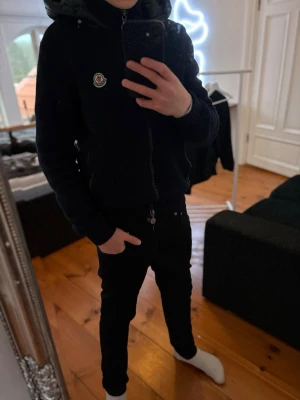 Svart stickad jacka från Moncler - Äkta Svart stickad jacka från Moncler med huva i glansigt material och dragkedja framtill. Väldigt oandvänd väldigt fin och passar till ALLT möjligt, det är det som är så nice med denna jacka att den gör det. Storlek 1 alltså small.                                                                      Kontakta för frågor, pris och fler bilder!