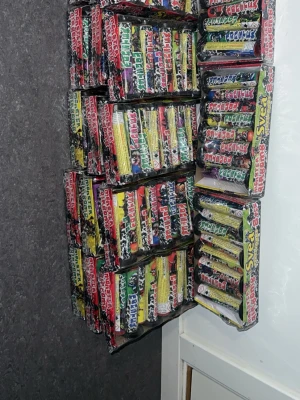  fyrverkerier Svea airbombs - Säljer flera paket med färgglada fyrverkerier från Svea. Varje paket innehåller olika sorters raketer i rörform med tryck i rött, grönt, gult, blått och lila samt coola motiv och text. Perfekt för att skapa en häftig show på nyår eller fest. 18+ säljes allt tillsammans eller enskild pris diskuteras