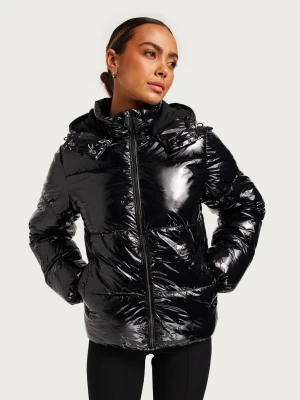 Nelly Everyday Puffer Jacket - Använd 1 vinter - Snygg och bekväm svart Nelly Everyday Puffer Jacket i bra skick!💕 Använd endast en vinter, väldigt lite slitage, ser fräsch ut och fungerar perfekt som varm jacka❄️ Jag postar oftast samma dag! 