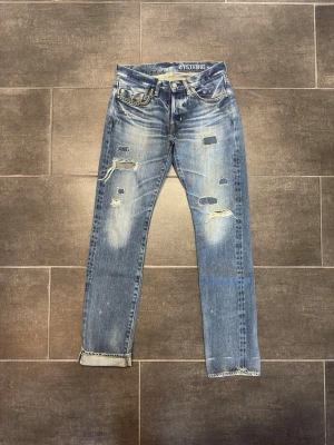 Selvedge studded hysteric glamour jeans - Selvedge Hysteric Glamour-jeans i perfekt skick. Mått: Bredd: 37 cm Längd: 105 cm Benöppning: 17 cm