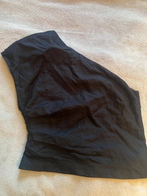 Oneshoulder topp - Säljer en oneshoulder topp från Mango som jag har använt en gång ( priset kan diskuteras) // nytt pris runt 400 kr 