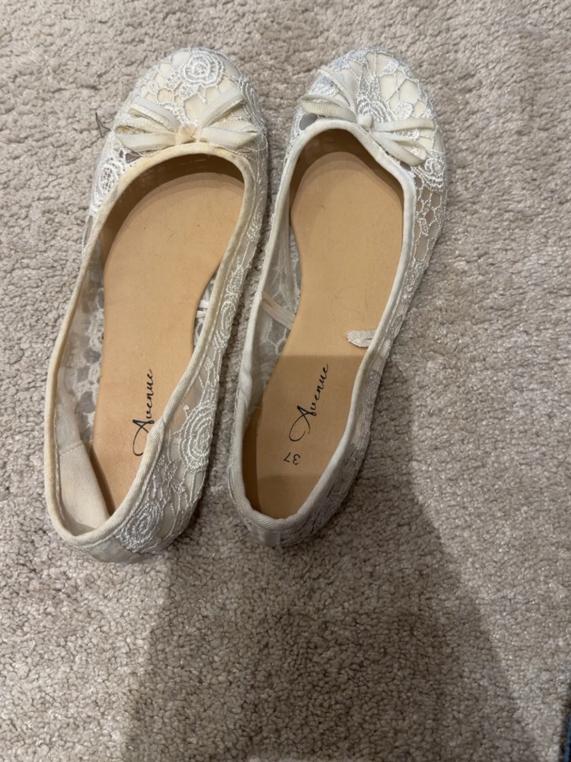 Vita spetsballerinaskor med rosett