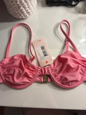 Rosa bikiniöverdel från Nelly - säljer då den inte passade mig. ( köpte på vinted och den lyfter även ute där ) passa på när den finns. 