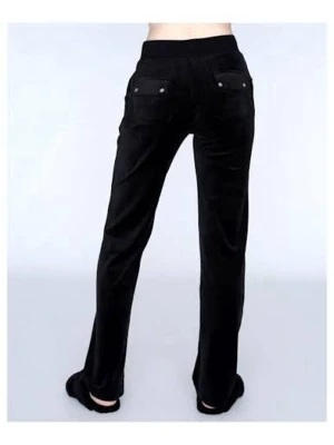 Svarta mjukisbyxor med raka ben - Svarta mjukisbyxor med raka ben och bred resår i midjan. Byxorna har två bakfickor med knappdetaljer och är tillverkade i ett mjukt, stretchigt material som känns skönt mot huden. Perfekta för en avslappnad och chill stil. De har ett litet hål nere för jag sprättat upp de. Pris går att diskutera