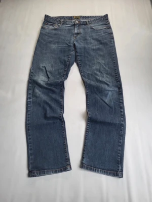 Vintage jeans Redwood - Ett par fräscha jeans från redwood. Dom är i fint skick skulle jag säga och dom sitter verkligen fint, storlek: 34,32 men dom är inte korta. Här är mått: Midja: 47cm längd: 109cm.     Skriv vid minsta fundering!