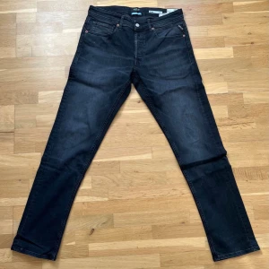 Replay Grover Svarta Stright Fit jeans - Säljer ett par svarta Replay Grover med fraught fit passform. Helt nya och oanvända. Strl W32 L32