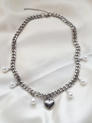 Handgjort halsband med pärlor och hjärta  - Material-rostfritt stål. Kedjetjocklek-7,2mm #62