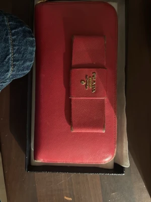 Röd plånbok med rosett från Prada - Väl använd, allt medföljer kvitto/påse   nypris 11,000