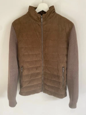 Brun stickad Massimo dutti cardigan jacka - Tjena! Säljer denna riktigt snygga beiga/bruna Massimo dutti cardigan jackan/hybrid jackan med stickad rygg och mocka på framsidan. 