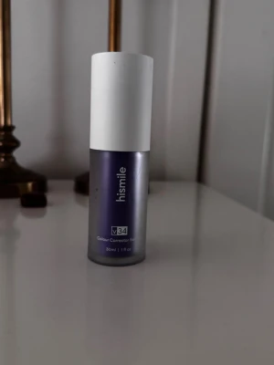 Hismile  - Helt ny från Hismile köpt för 349kr.  Beskrivning:  Hismile V34 Colour Corrector introducerar en banbrytande approach till tandblekning genom avancerad färgkorrigeringsteknik. Denna innovativa lila formula använder sig av färgteorins principer där lila neutraliserar gula undertoner, precis som professionella hårfärgstekniker. Det vattenlösliga pigmentet arbetar omedelbart för att balansera olika nyanser på dina tänder och skapa en märkbart ljusare, vitare effekt. 