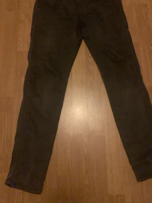 Replay  jeans  - Bra jeans knappt använd längden 90cm bredden 40cm ben öppningen 17cm. Priset kan diskuteras 