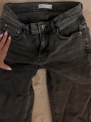 Svarta jeans från Perfect Jeans - Säljer ett par svarta jeans från Perfect Jeans med klassisk femficksmodell och knappgylf. Jeansen har en tvättad look och raka ben. Perfekta till en avslappnad stil och passar till det mesta i garderoben. 