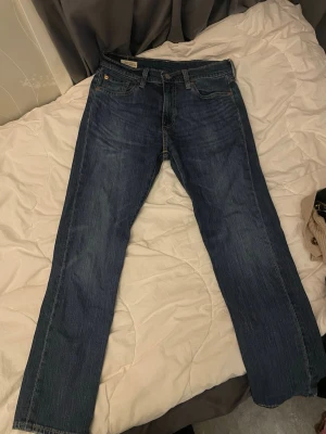 Levi's raka blå jeans - Använda ett fåtal gånger. Avslappnade, raka jeans från Levi’s 502. W29 L32