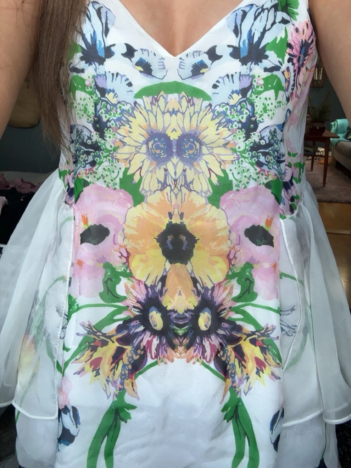 Blommig vit blus med volanger