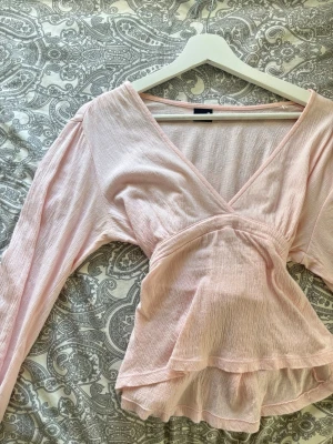 Ljusrosa blus med knytning - Supersöt ljusrosa blus med knytning i ryggen, från Gina Tricot!