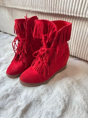 Röda boots med fransar - Frans skor, helt nya!