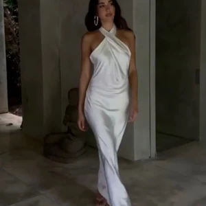 Balklänning - Vit balklänning som aldrig användes, från meshki, köptes för 2000 med frakt. Aldrig använd, endast testad & ihopsydd i ryggen därav det lilla strecket. Storlek S nu efter omsydd. Satt mer som M/L innan då dess klänningar är stora. 