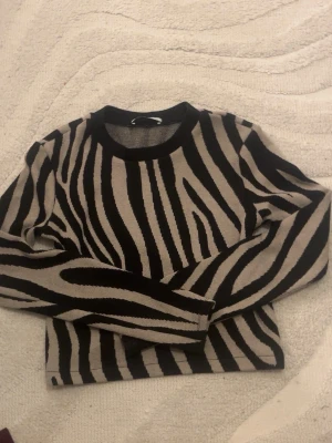 stickad tröja  - Snygg stickad tröja från Zara med zebramönster💕