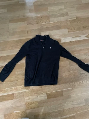 Morris halfzip - Tja! Säljer min fina Morris halvzip! Storlek M. Personen på bilden är 180cm.  Fick i julklapp detta året och gillade den inte riktigt. Har bara använts 1 gång så i princip nyskick! Nypris: 1500kr. Hör av dig vid minsta fråga eller fundering!