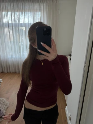 Mörkröd långärmad topp - Snygg mörkröd långärmad topp med tight passform och rund halsringning. Tillverkad i ett stretchigt och mjukt material som sitter skönt mot kroppen. Endast använd ett fåtal gånger! 🤍