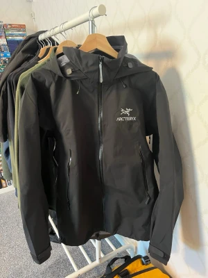 Arcteryx jacka Toppskick - Jackan är i topp skick och har en mycket bra passform. Köptes strax innan vintern. 