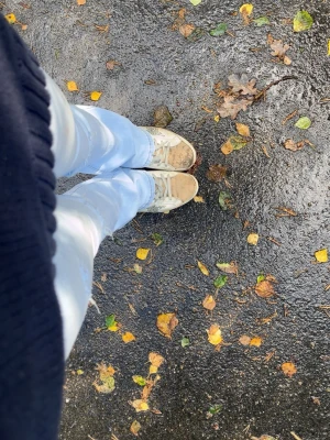 Ljusblå bootcut jeans  - Säljer ett par ljusblå bootcut jeans  med klassisk femficksdesign och trippla knappar i midjan. Jeansen har en snygg utsvängd passform och är tillverkade i stretchigt denimtyg för extra komfort. Bootcut modell. Har egentillghorda jättesnygga små hål som du kan se på bild 3🫶 stretchigt material!