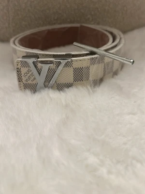 L.V bälte  - Skickar inom 24 timmar 110cm kommer även med en hålslagare 