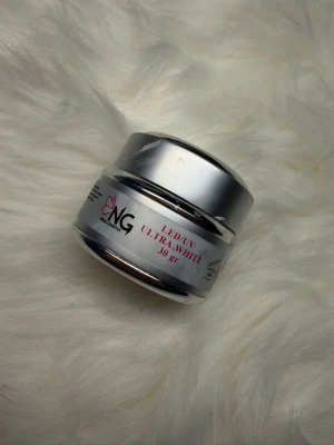  LED/UV Ultra White Nagelgel -  LED/UV Ultra White nagelgel i en silverfärgad burk på 30 gram. Gelen är speciellt framtagen för nagelförlängning och ger en intensivt vit finish. Perfekt för att skapa franska naglar eller andra kreativa nageldesigner.